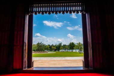 Chiang Rai 'deki meditasyon salonunun kapısı.