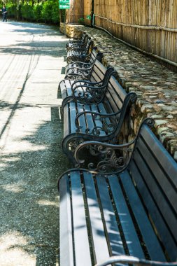 Cherntawan Uluslararası Meditasyon Merkezi, Tayland 'da Walkway ile bankta..