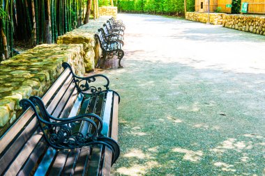 Cherntawan Uluslararası Meditasyon Merkezi, Tayland 'da Walkway ile bankta..