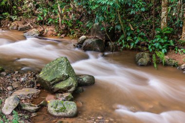 Su, Tayland 'ın Chiang Rai ilindeki Khunkorn şelalesinde akıyor..