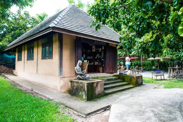 タイのチェルトナム国際瞑想センターにあるいくつかの建物 — ストック写真