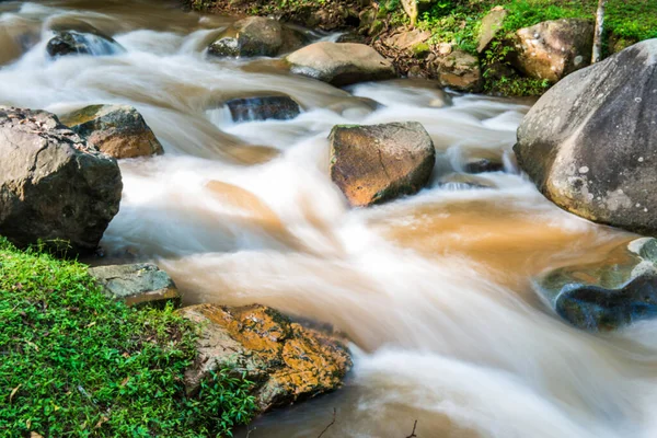 チェンライ県のクヌコーンの滝に流れる水 — ストック写真