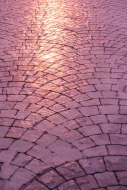 Yürüyüş yolunda altın ışık, Tayland.