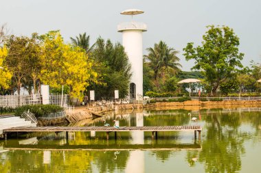 Göl kenarındaki deniz feneri, Tayland.