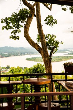 Tayland 'ın Chiang Saen şehrindeki Mekong nehrinin en üst manzarası..
