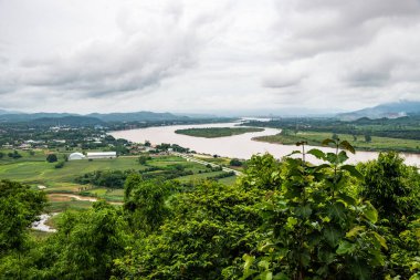 Tayland 'ın Chiang Saen şehrindeki Mekong nehrinin en üst manzarası..