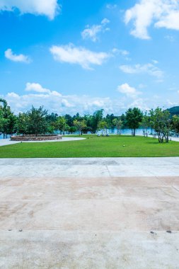 Chiang Rai 'deki meditasyon salonunun önünde güzel bir bahçe.