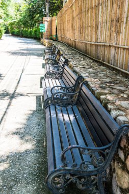 Cherntawan Uluslararası Meditasyon Merkezi, Tayland 'da Walkway ile bankta..