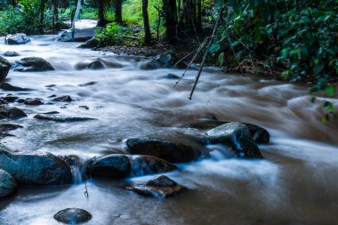 Su, Tayland 'ın Chiang Rai ilindeki Khunkorn şelalesinde akıyor..