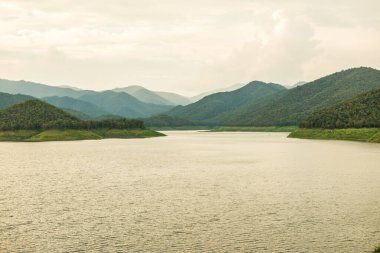 Mae Kuang Udom Thara barajının manzara manzarası, Tayland.