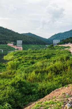 Mae Kuang Udom Thara barajının manzara manzarası, Tayland.