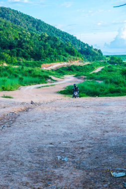 Tayland 'da dağlı küçük bir yol..