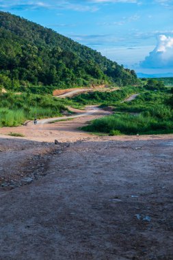 Tayland 'da dağlı küçük bir yol..