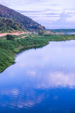 Mae Kuang Udom Thara barajının manzara manzarası, Tayland.