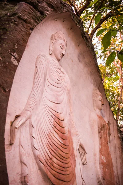 Sculpture Sur Roche Dans Temple Huai Pha Kiang Thaïlande — Photo