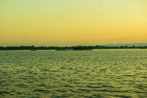 クワン パヤオの夕日 — ストック写真
