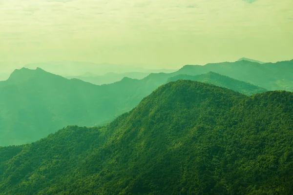 Tayland 'ın Chiangrai eyaletindeki Phu Chi Fa Manzarası' nda Dağ Manzarası.