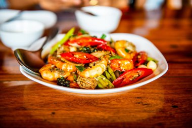 Karabiber ve dolmalık biberli kızarmış karides, Tayland.