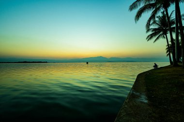 Kwan Phayao Gölü Akşamları Bulanık Su ile Tayland.