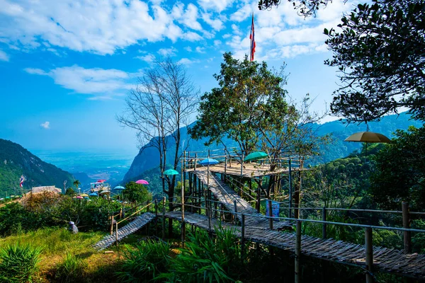 チェンライ県パハイ村の山の景色を望む竹の橋 — ストック写真