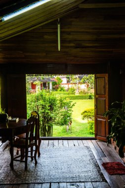 Tayland 'daki Nantaram tapınağında parkı olan eski bir bina..