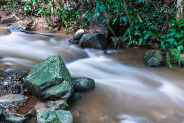 Su, Tayland 'ın Chiang Rai ilindeki Khunkorn şelalesinde akıyor..
