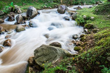 Su, Tayland 'ın Chiang Rai ilindeki Khunkorn şelalesinde akıyor..