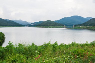 Mae Kuang Udom Thara barajının manzara manzarası, Tayland.