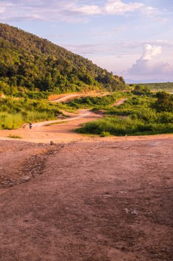 Tayland 'da dağlı küçük bir yol..