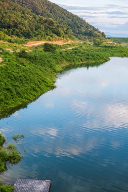 Mae Kuang Udom Thara barajının manzara manzarası, Tayland.