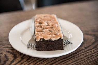 Beyaz tabakta browni keki, Tayland.