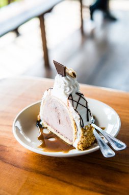 Dondurmalı pasta beyaz tabak, Tayland.