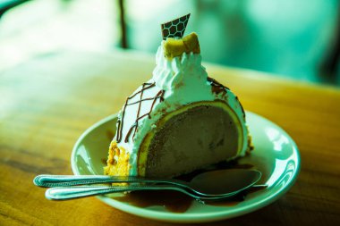 Dondurmalı pasta beyaz tabak, Tayland.