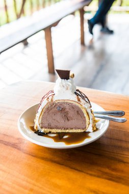 Dondurmalı pasta beyaz tabak, Tayland.