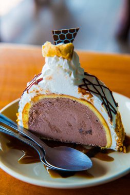 Dondurmalı pasta beyaz tabak, Tayland.