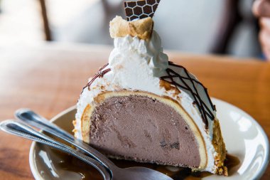 Dondurmalı pasta beyaz tabak, Tayland.