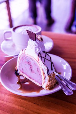 Dondurmalı pasta beyaz tabak, Tayland.