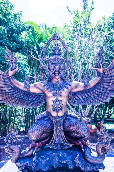 泰国公园里的Garuda雕像 — 图库照片