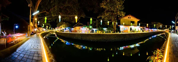 チェンマイ 2022年11月10日 夜のKhlong Mae Kha浮遊市場のパノラマ — ストック写真
