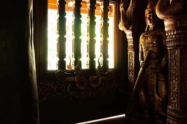 Дерев Яне Вікно Статуєю Храму Тайського Стилю Провінції Чіангмай Таїланд — стокове фото