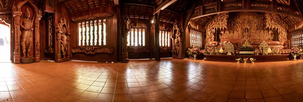 チェンマイ県ワット ルアンクン ウィンの仏像と美しい木造建築物のパノラマ画像 — ストック写真