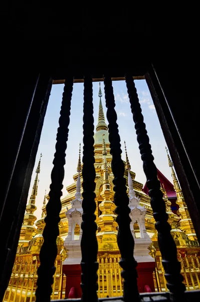 Ancient Golden Pagoda Wooden Balustrade Foreground Wat Phan Tao Chiang — Foto de Stock