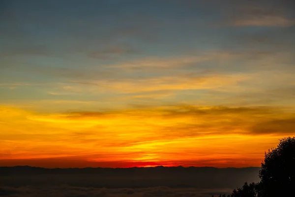 タイのチェンマイ市の雲と朝の空 — ストック写真
