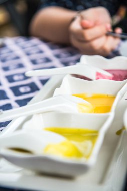 Tayland 'da beyaz kasede salata sosu..