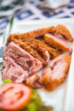 Tayland 'da beyaz tabakta ördek.