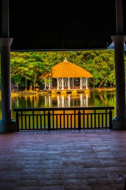 Göl kenarındaki güzel dinlenme evi, Tayland.
