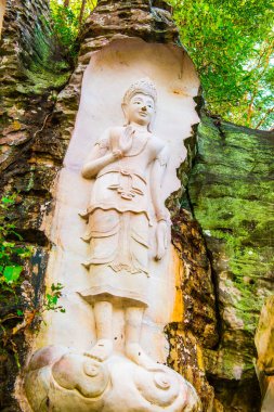 Huai Pha Kiang tapınağında kayalara Buda sanatı oymak, Tayland.