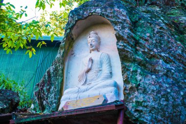 Huai Pha Kiang tapınağında kayalara Buda sanatı oymak, Tayland.