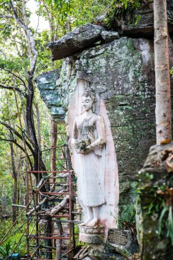 Huai Pha Kiang tapınağında kayalara Buda sanatı oymak, Tayland.