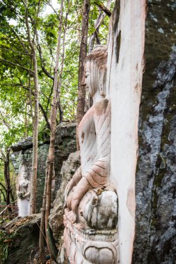 Huai Pha Kiang tapınağında kayalara Buda sanatı oymak, Tayland.